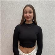 Profesora de apoyo especializada en clases para niños de primaria